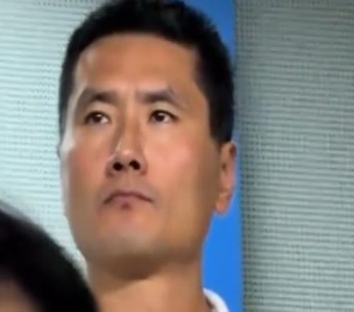 邵佳一现场观战浙江队vs云南玉昆，时不时与团队成员热聊 - 开云app官网（封面配图）